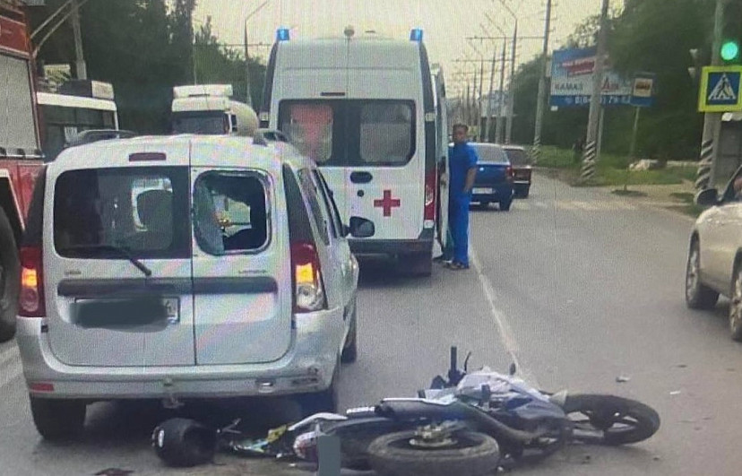 В Энгельсе мотоциклист покалечился в ДТП с «Грантой»