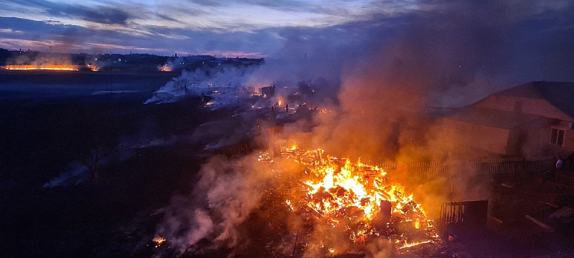 Крупный пожар в поселке под Саратовом лишил жителей имущества