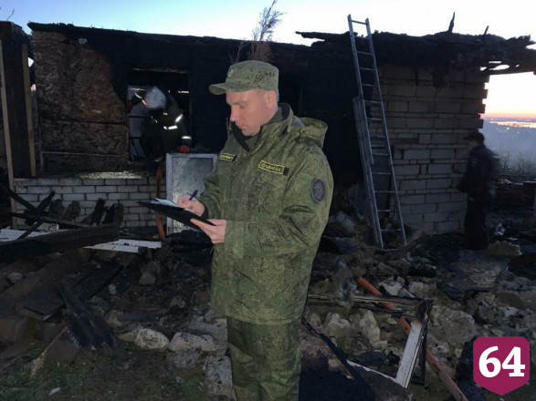 Родственник сгоревшей под Саратовом семьи успел выбежать из дома