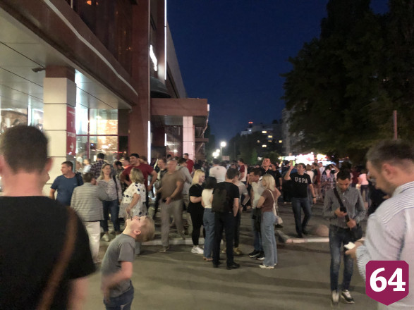 В центре Саратова собралась толпа без масок «с запахом коронавируса»