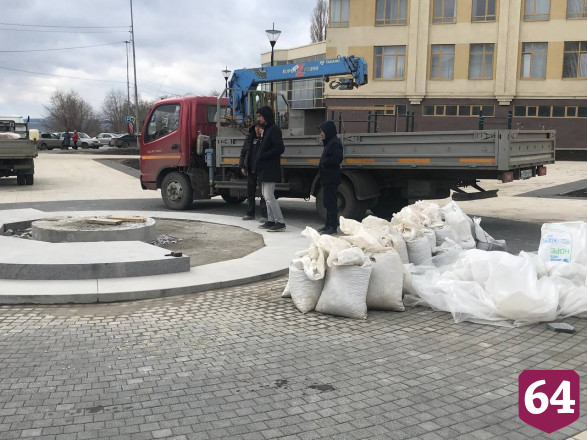 Мэр Саратова показал провалившийся асфальт и мусорные завалы