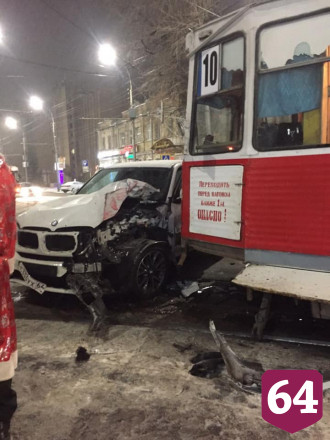 В центре Саратова перед Новым годом девушка на BMW попала под трамвай
