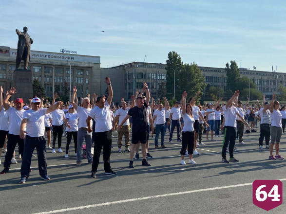 На Театральной площади провели финальную летнюю зарядку