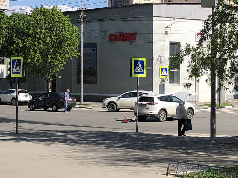 Иномарки не поделили перекресток в центре Саратова