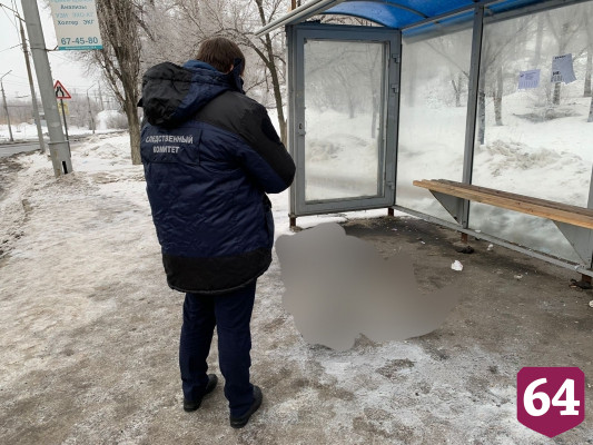 В Саратове на остановке нашли труп мужчины