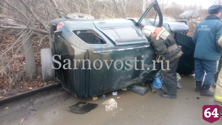 В Саратове водитель сбил дерево и опрокинулся на иномарке