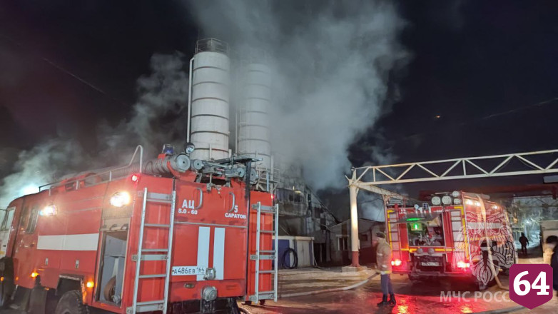 В Саратове пожарные тушат здание завода
