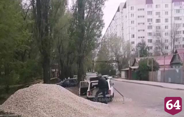 Жители Саратова осудили похитителя щебенки для тротуаров