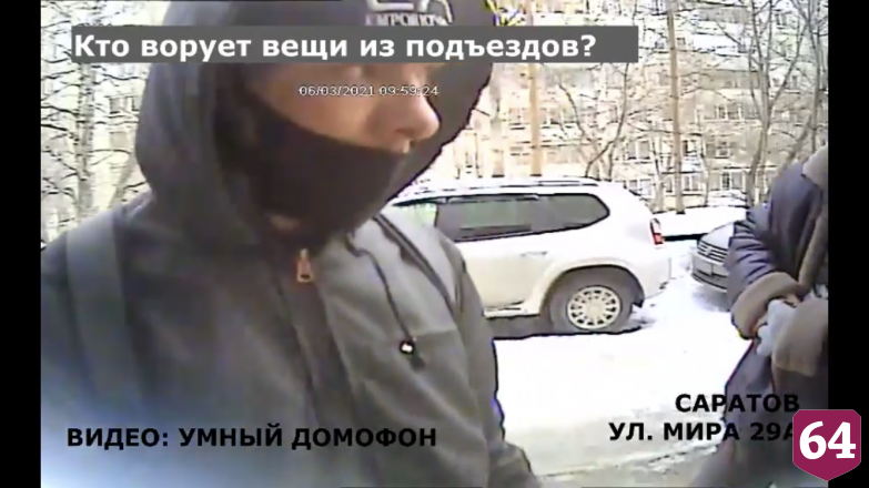 В Саратове похитители газовой плиты из подъезда попали на камеры
