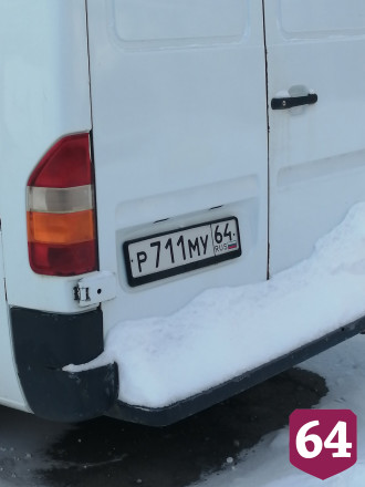 В Саратове дети скатываются с горки в микроавтобус