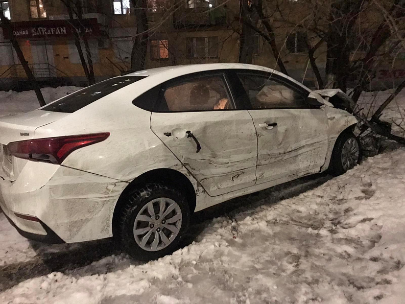 В Саратове водитель иномарки покалечился в ДТП с деревом