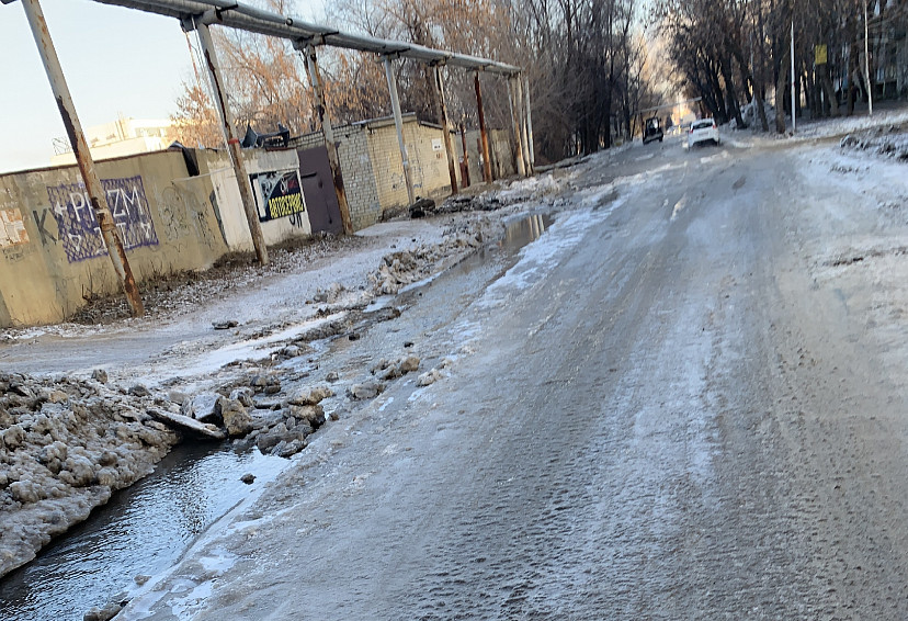 Саратовцев предупредили о возможных ДТП на обледеневшей дороге
