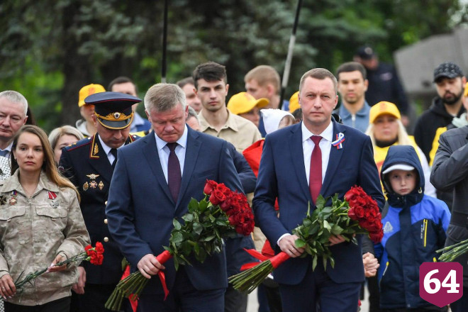 В парке Победы Саратова подняли флаг и исполнили гимн 