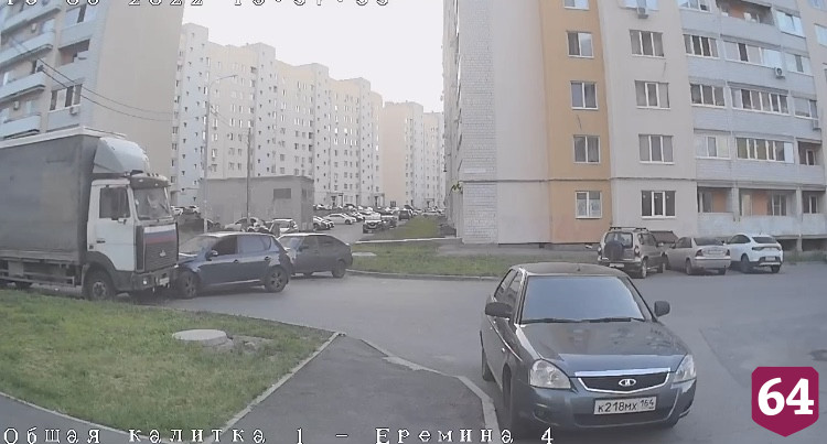 В Саратове иномарку отбросило в грузовик после столкновения с «Приорой»