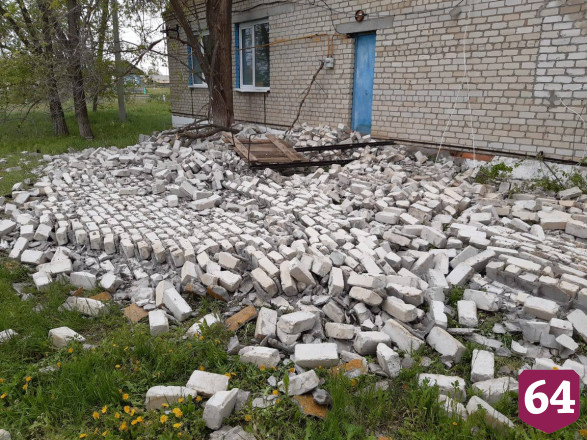Под Саратовом ураганный ветер разрушил ФАП 