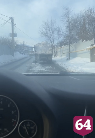 В Саратове коммунальщики засыпали снегом дорогу в Юбилейный поселок