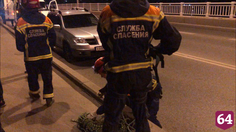 Спасатели сняли мужчину, повисшего на проводах моста «Саратов - Энгельс»