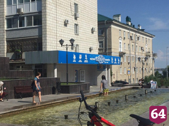 Жители Саратова в жару купаются в фонтанах с собаками