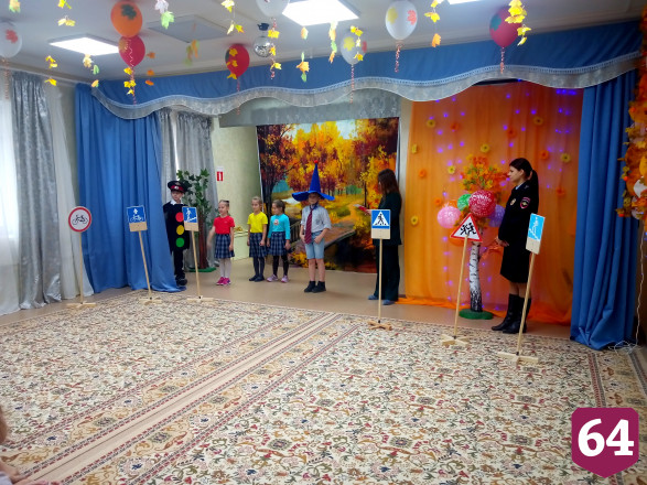 Лицеисты учили детсадовцев переходить дорогу
