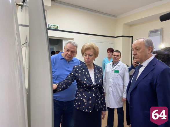 Радаев высоко оценил новую поликлинику в Елшанке 