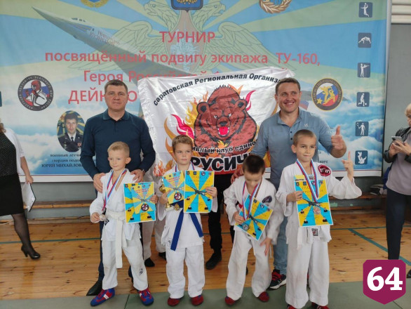 Жители почтили память спасших поселок летчиков