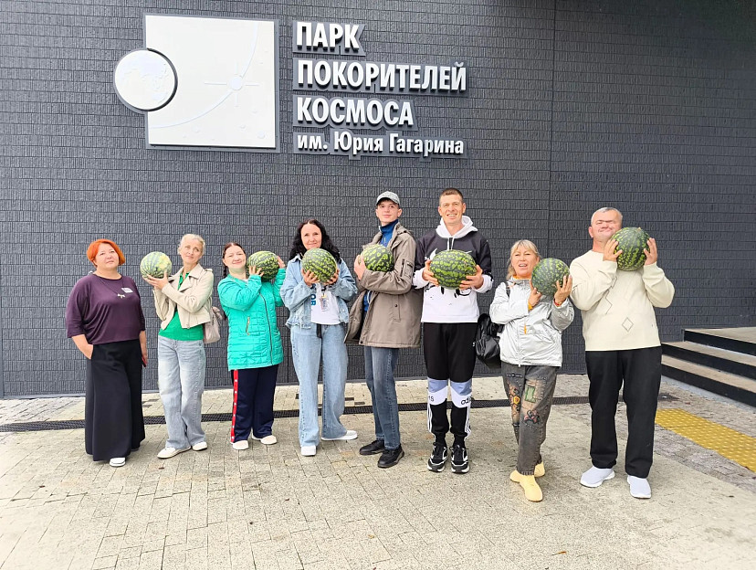 Проживающие Энгельсского дома-интерната посетили Парк покорителей космоса