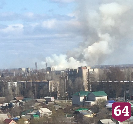 Летный городок заволокло дымом из-за возгорания камыша