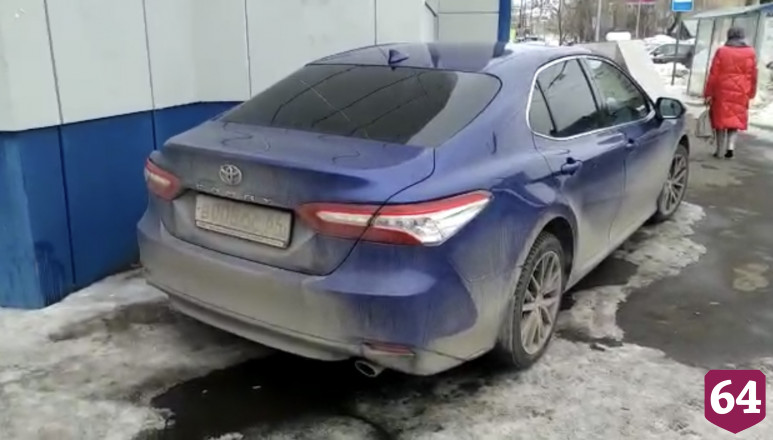 В Саратове автохамы массово заполонили тротуар