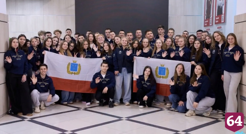 Саратовцы угощали участников Международного фестиваля молодежи вольскими конфетами