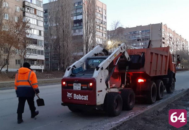 Коммунальщики Саратова устраняют последствия сильного ветра
