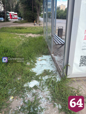 В Саратове вандалы разгромили остановочный павильон
