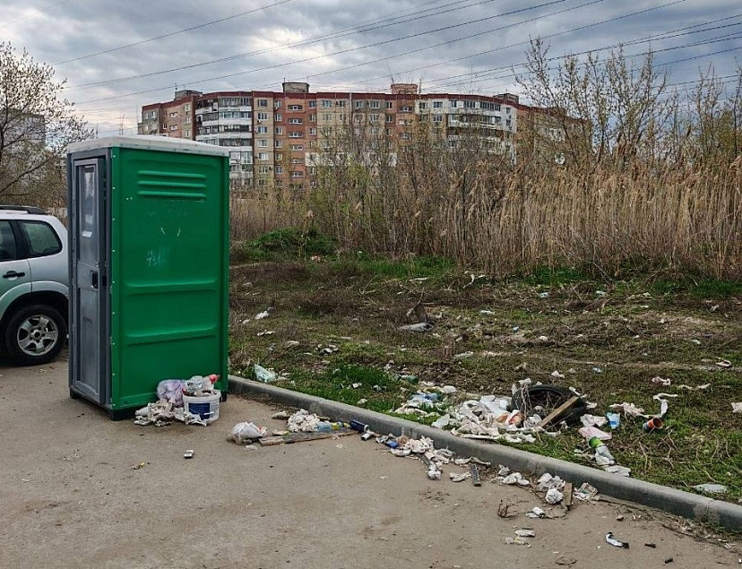 Саратовцы попросили убрать мусор на остановке 