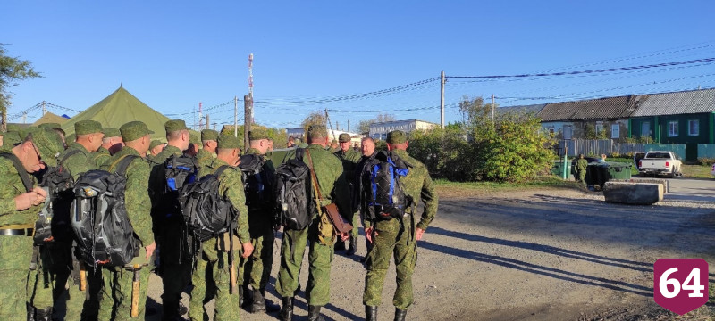 Глава района привез мобилизованным рюкзаки и обменялся телефонами