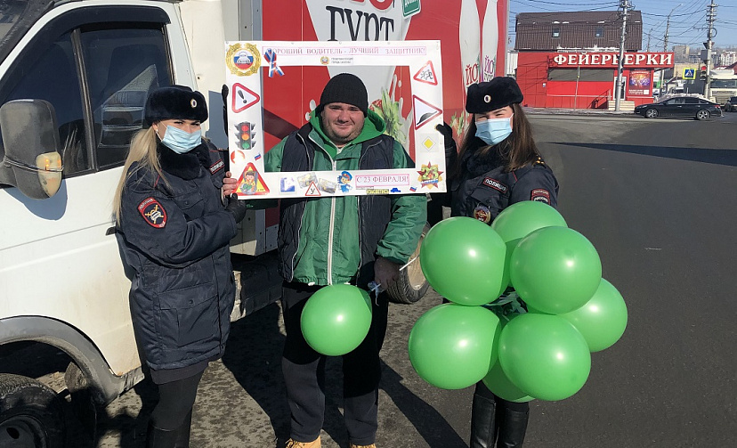 В Саратове полицейские угощали водителей сладостями
