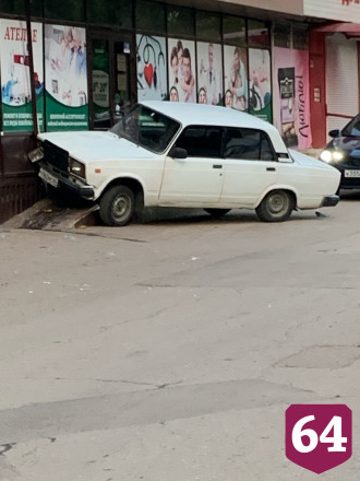 В Саратове водитель «Жигулей» врезался в аптеку и сбежал