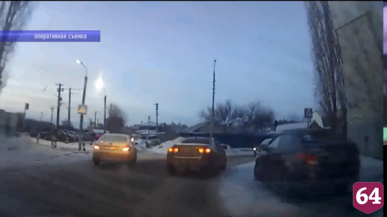 В Саратове пьяный водитель пытался спрятаться от полиции на парковке