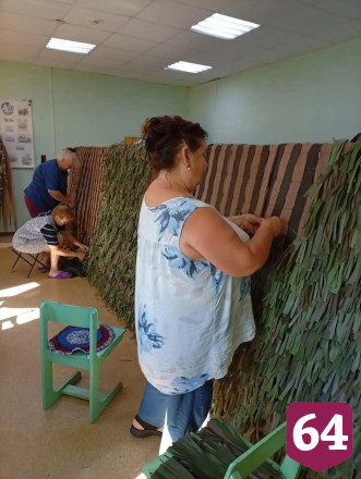 Саратовские пенсионеры плетут сети и готовят «быстрые» обеды для фронта