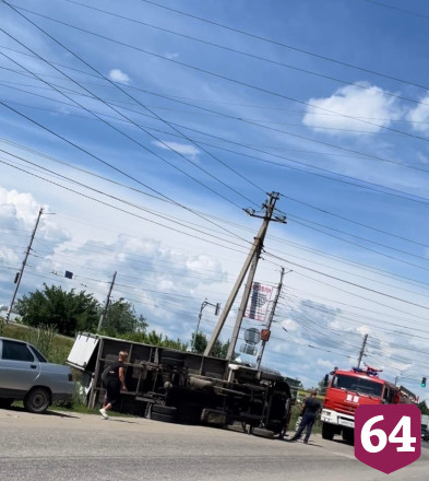 Под Саратовом грузовик опрокинулся на бок от удара «Лады»