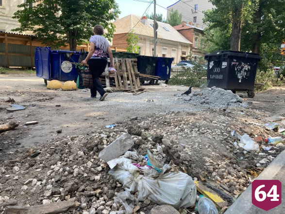 Саратовцы пожаловались на изуродованный в центре города двор