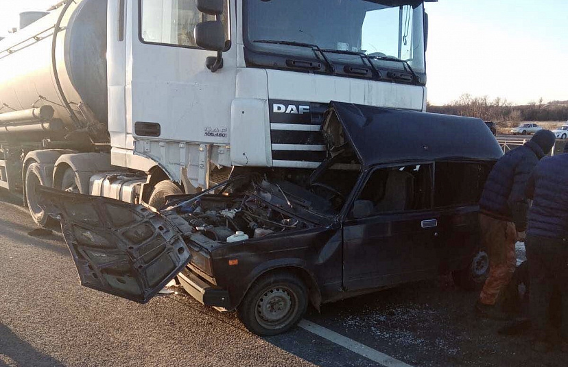 В аварии с фурой под Саратовом погиб водитель легковушки