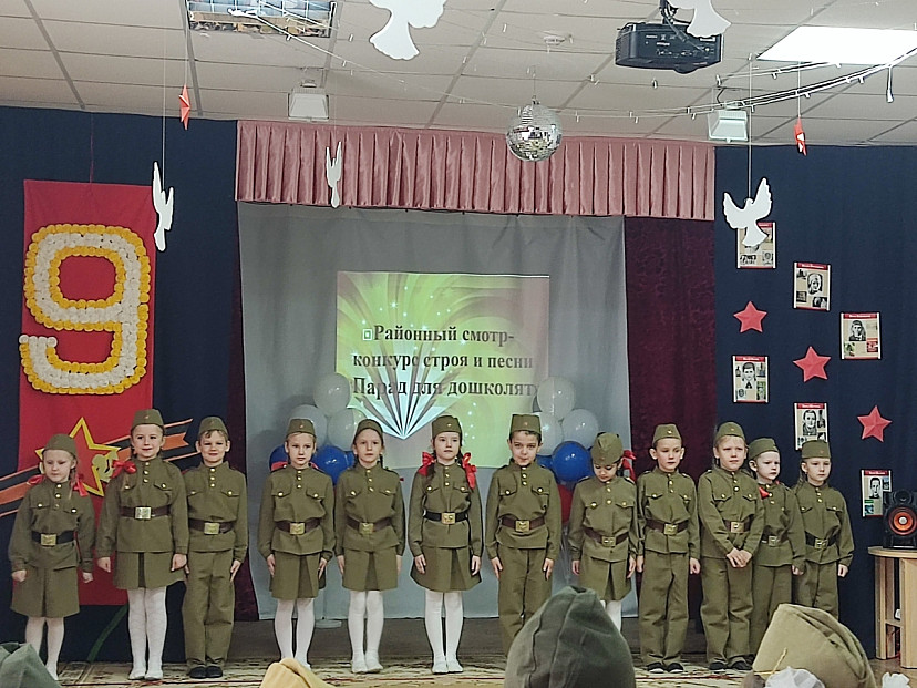 Саратовские дошколята прошли строем в форме военных лет