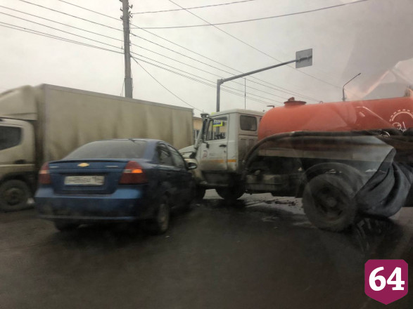 Улица Шехурдина заблокирована из-за ДТП с автоцистерной