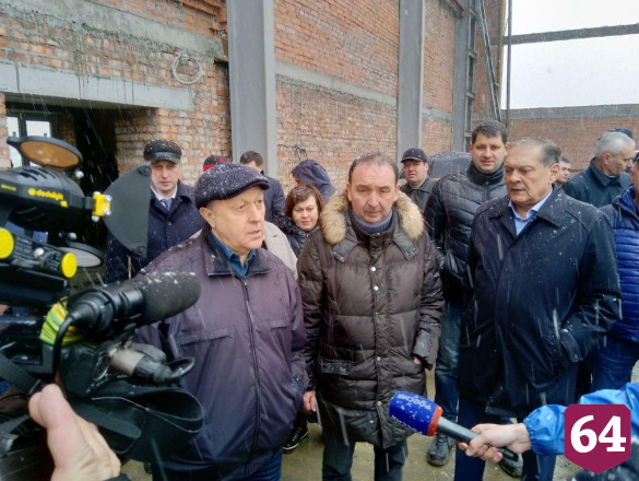 Губернатор недоволен количеством каменщиков на строительстве спортивного объекта