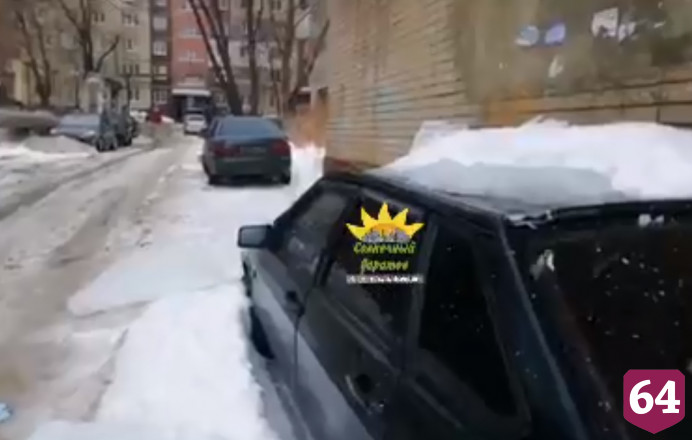 В Саратове лед с крыши раздавил легковушку