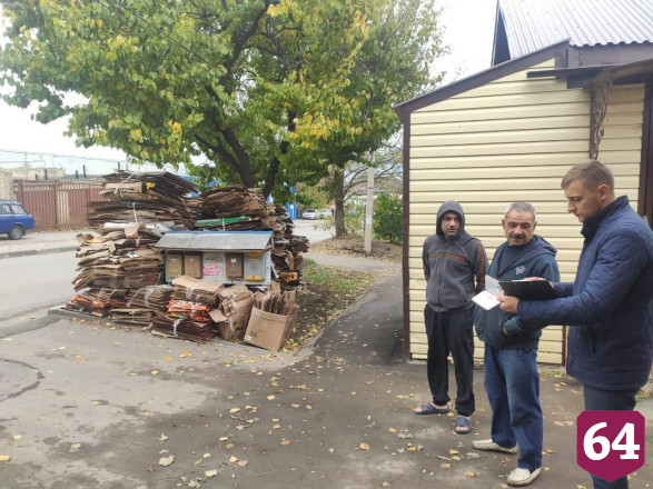 В Саратове газон около домов освободили от свалки 