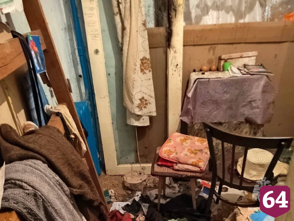 На пожаре от свечи под Саратовом спасли старушку с синдромом Плюшкина