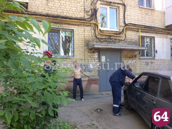 Пьяный житель Саратова на самоизоляции повис на карнизе 3-го этажа