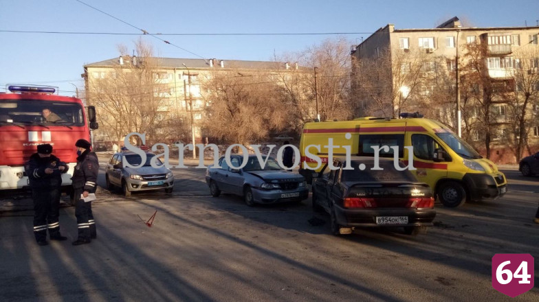 В Саратове после столкновения на Азина госпитализирована горожанка