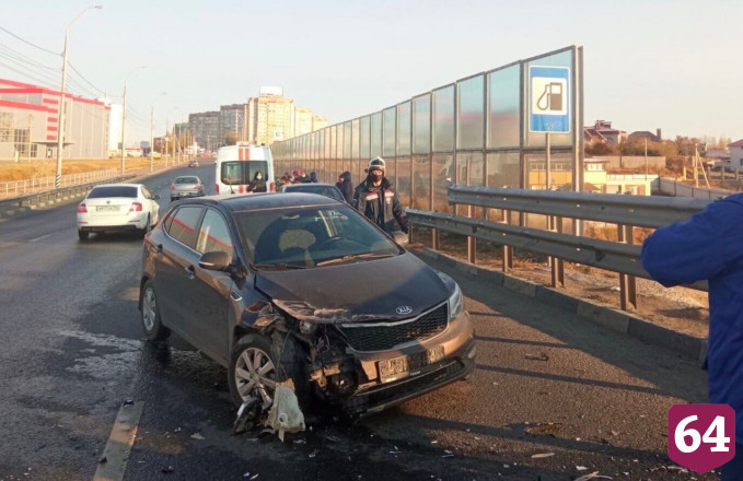 Автоледи протаранила отбойник на скользком мосту и попала в больницу