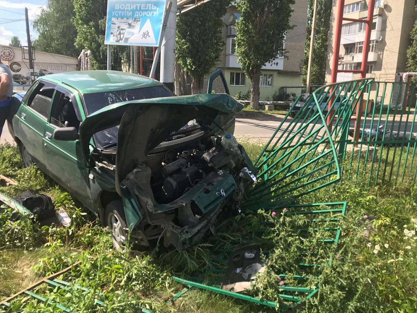 «Лада» пробила забор после ДТП с мотоциклом под Саратовом